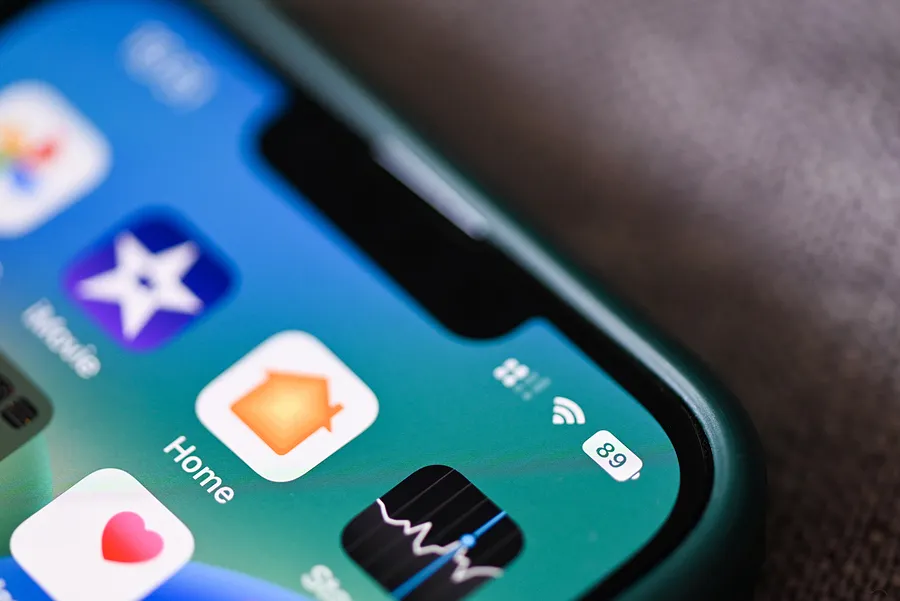 Close-up of an iPhone screen showing app icons and an 89% battery indicator, highlighting battery health.