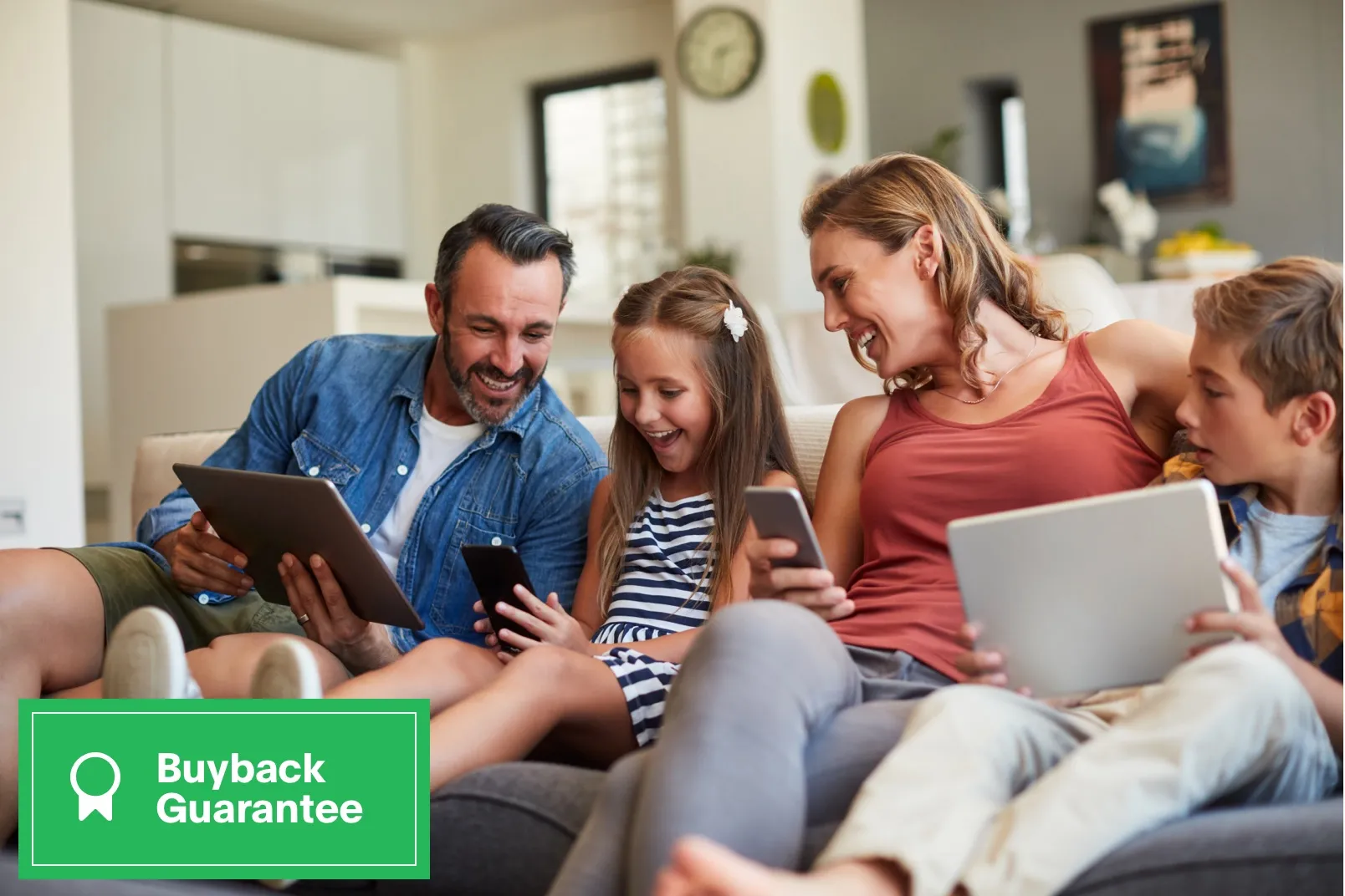 Familie, die gemeinsam ein Smartphone nutzt