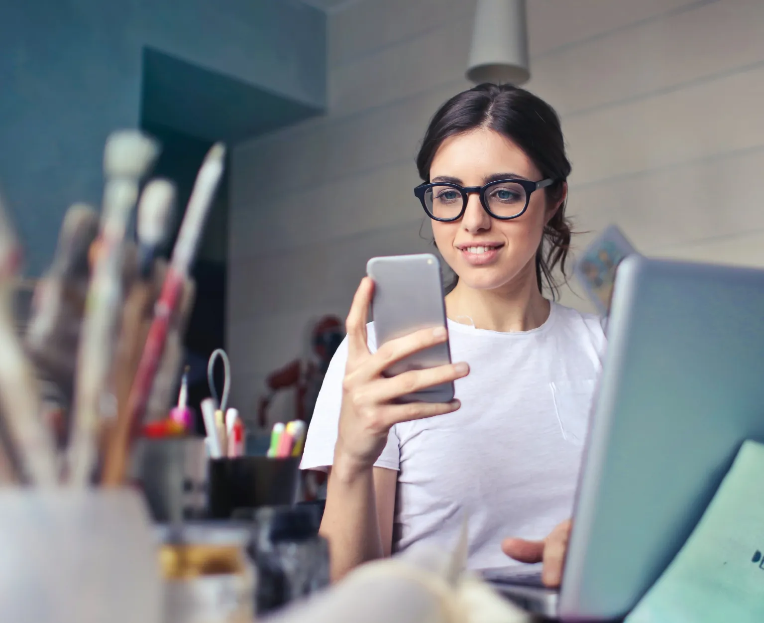 Handgehaltenes Smartphone während der Phonecheck-Zertifizierung